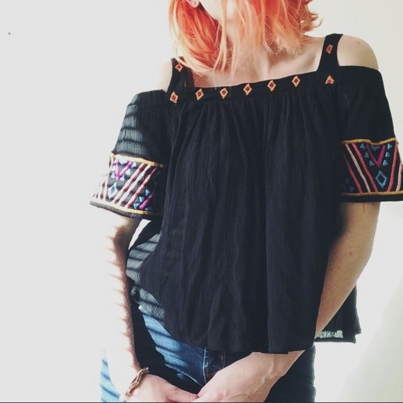 Tops - 🌻SOLD🌻NWT Japna Cold Shoulder Crop Top